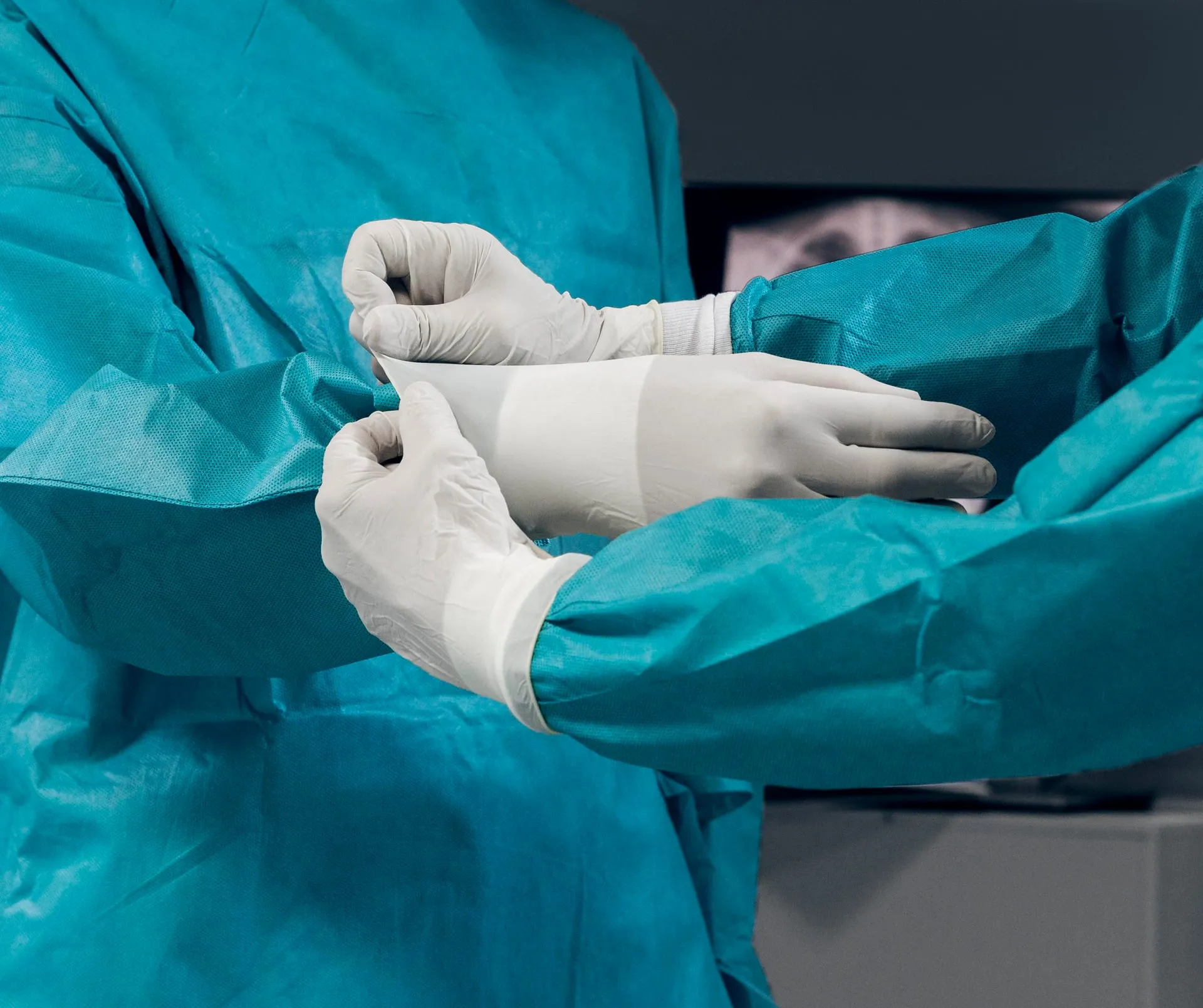 Handen in steriele handschoenen voor een ingreep
