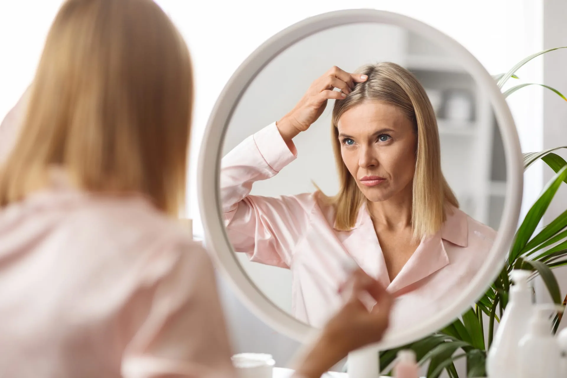 Vrouw bekijkt haar scheiding in de spiegel