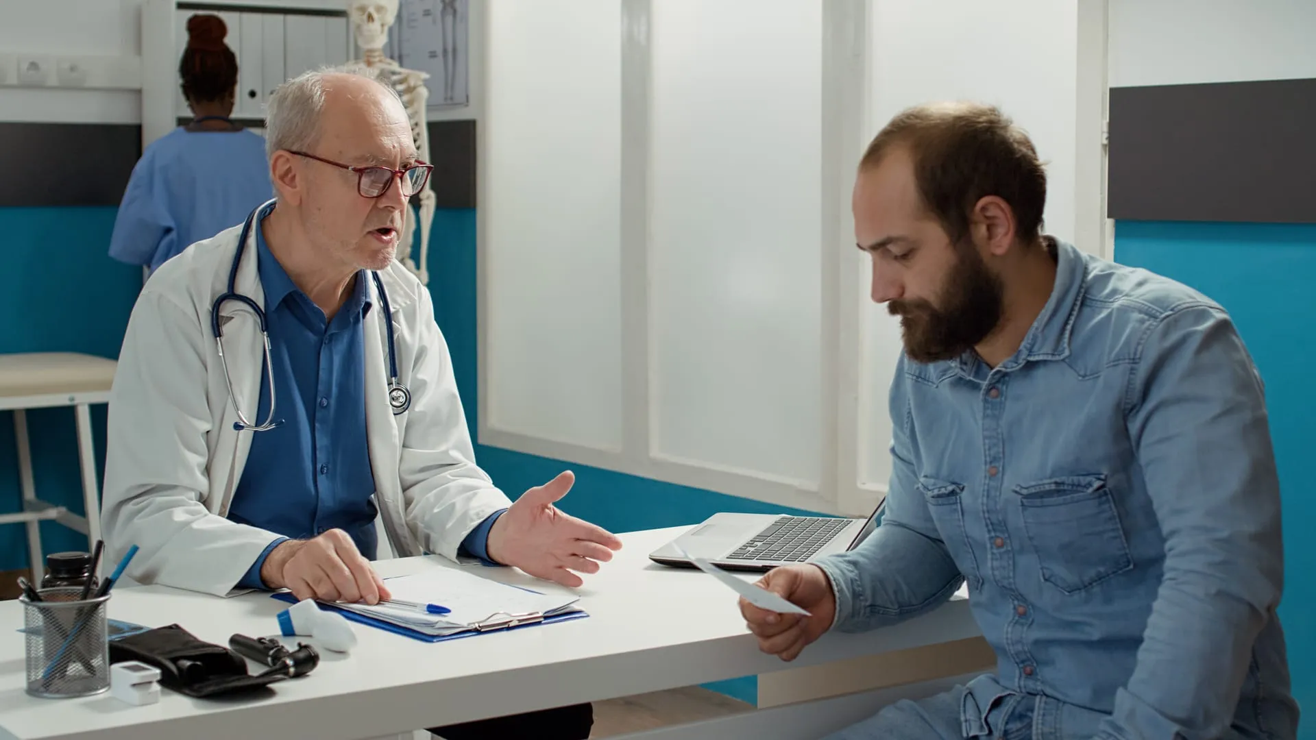 Arts bespreekt de documenten met een patiënt