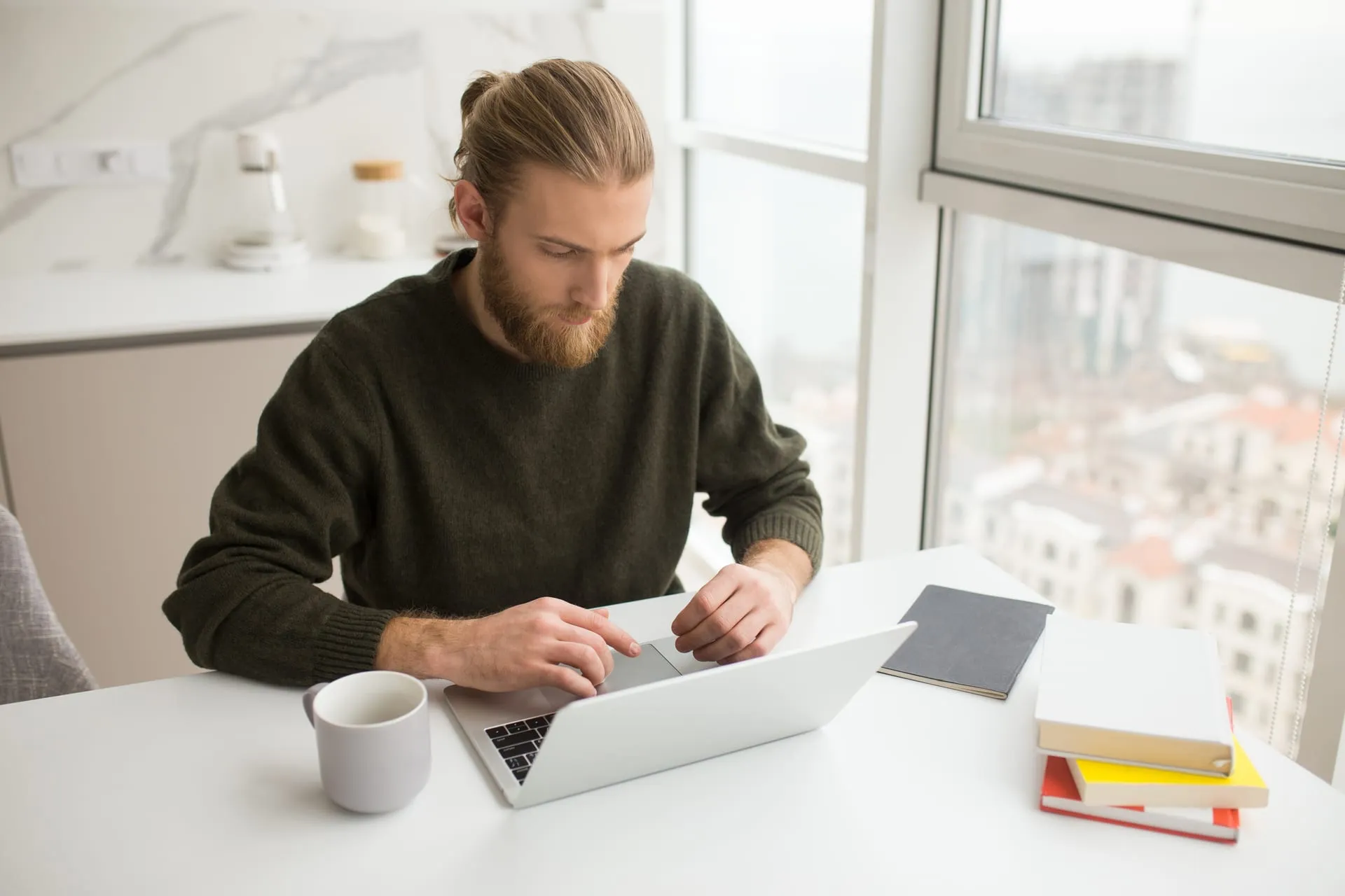 Man zoekt informatie op zijn laptop