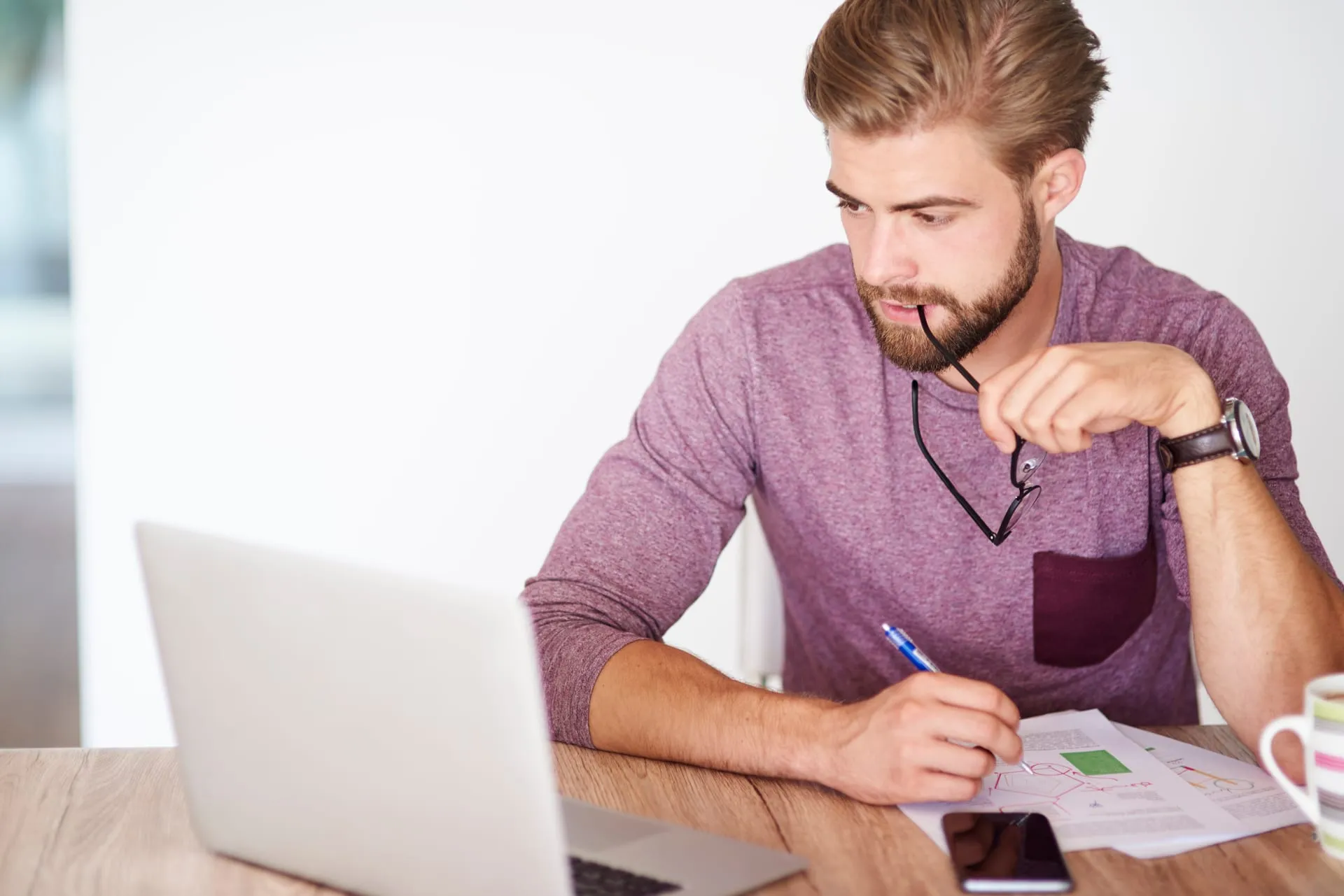 Man leest documenten en maakt aantekeningen