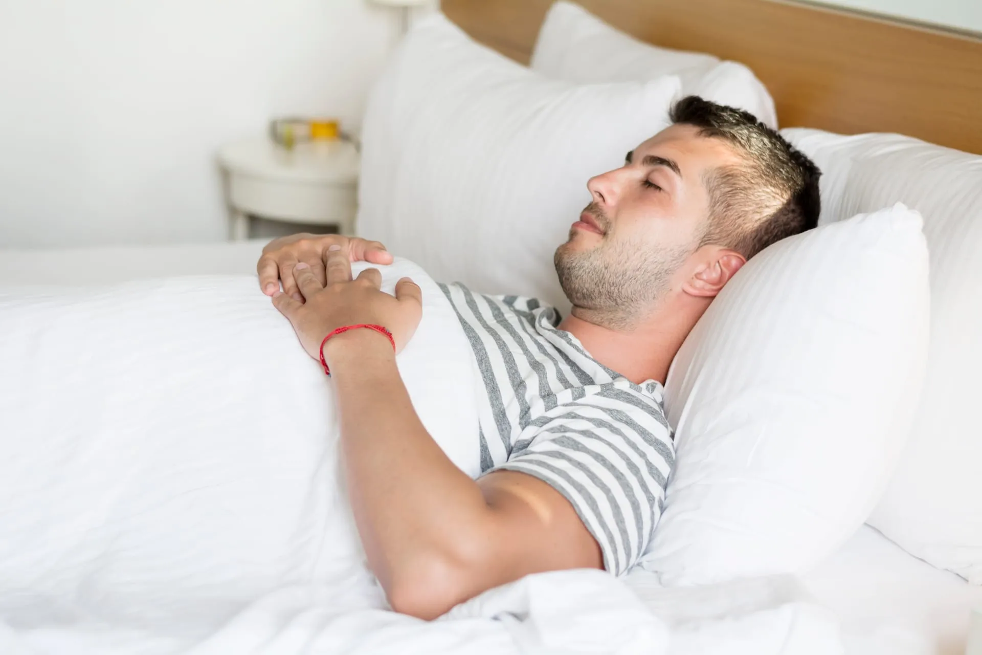Man slaapt op zijn rug met het hoofd iets omhoog