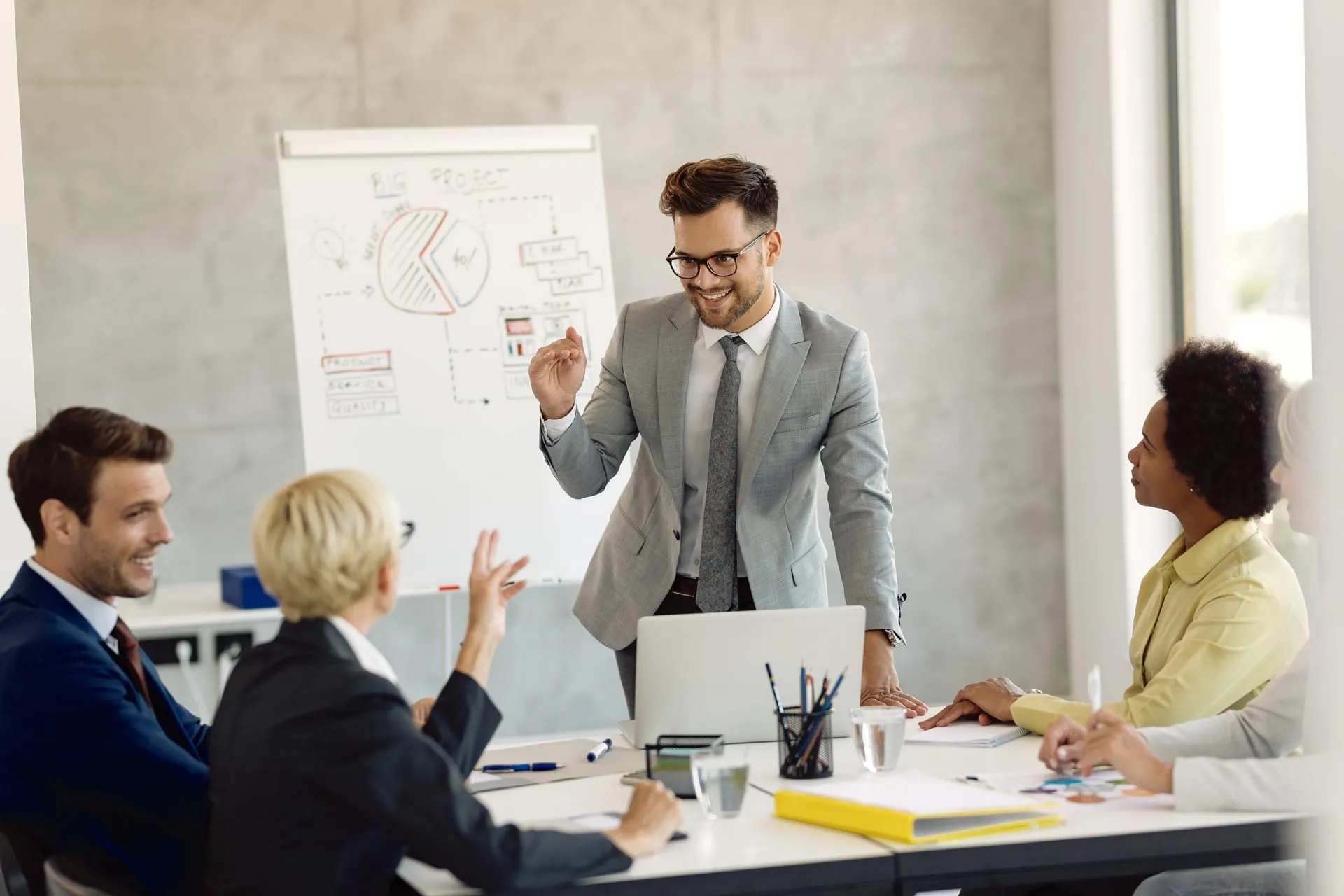 Man geeft een presentatie aan collega’s tijdens een vergadering