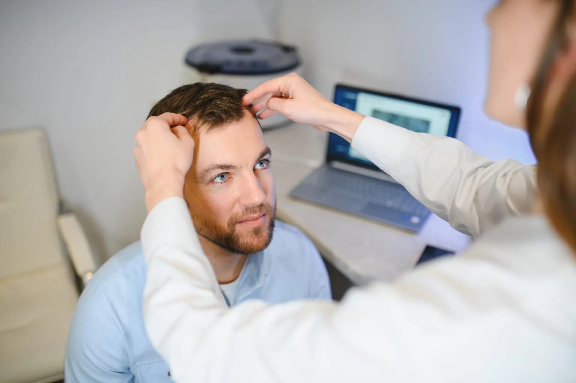 Medisch onderzoek van de haarlijn bij de slapen